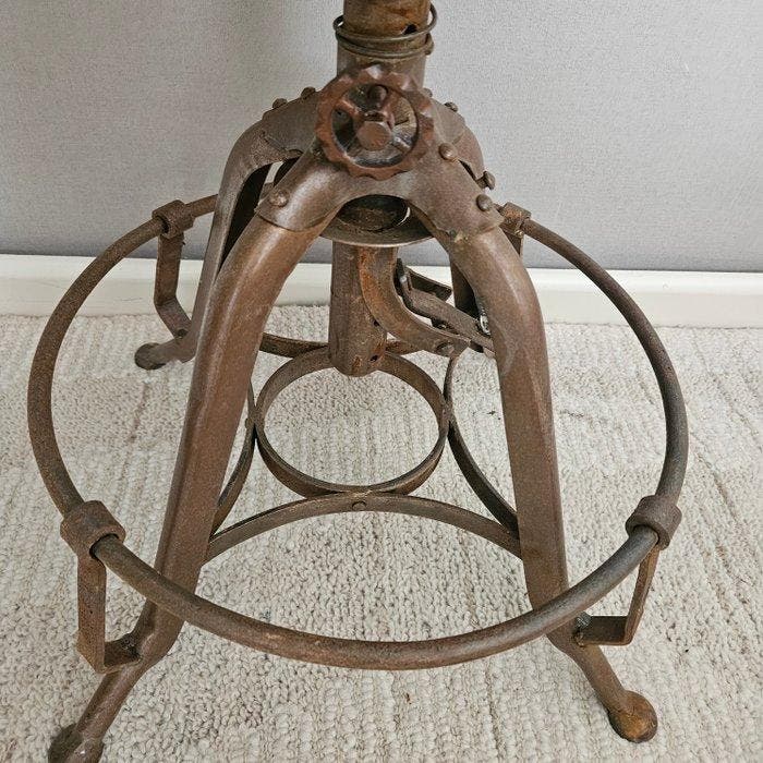 Kruk - In hoogte verstelbaar - Leder, IJzer - Draaikruk, Antiek en Kunst, Antiek | Wandborden en Tegels