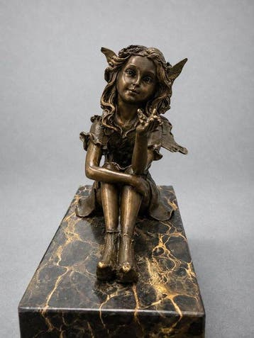 sculptuur, Bronzen fee met vlindervleugels op marmeren