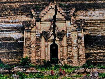 Steve McCurry (1950–) - Pagoda in Mingun. Myanmar, 1994
