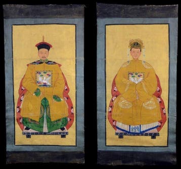 Een paar grote Chinese vergulde schilderijen: