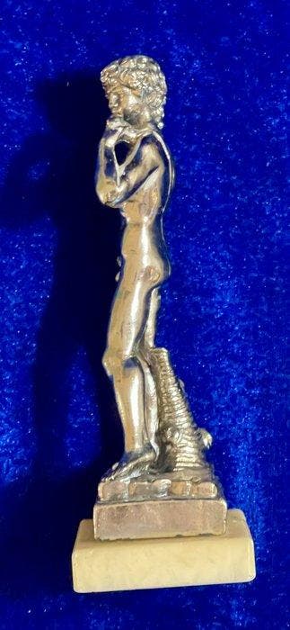 Beeld, Michelangelo’s iconic David - 180 mm - .925 zilver, Antiquités & Art, Antiquités | Argent & Or