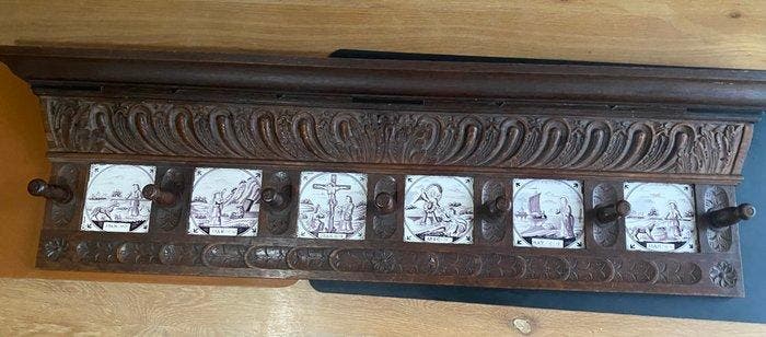 Antieke eiken kapstok met zes bijbelse mangaantegels - 134, Antiek en Kunst, Kunst | Niet-Westerse kunst