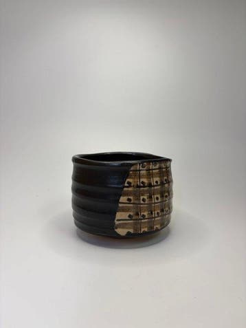 Japanse zwarte geglazuurde chawan – handbeschilderde