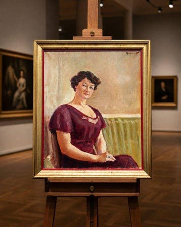 École française (XX) - Portrait d’une dame en robe bordeau