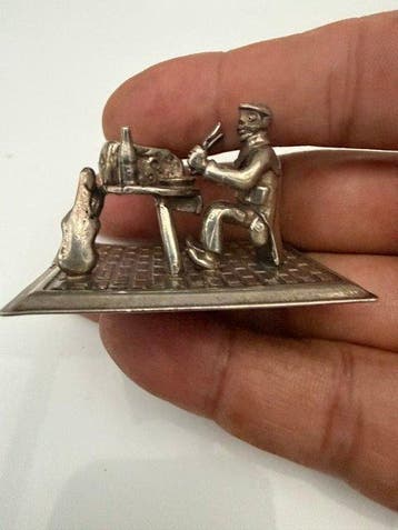 Firma C. Stout - Beeldje - Zilveren miniatuur Muzikant in