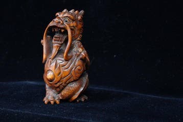 Absolute veiling - Japanse houten netsuke van een woest