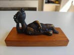 Juan García Ripollés (1932) - sculptuur, Mujer tumbada -