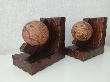 Boekensteunen (2) - Boeksteunen in de vorm van aardglobes. -