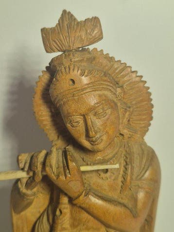 Handgesneden sandelhouten beeld van de Hindoegod Krishna -