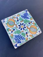 Tegel - Dikke zeldzame tegel met druiventrossen en