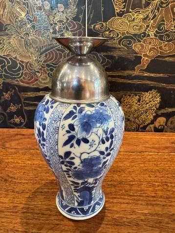 Un vase lobé bleu et blanc export chinois, monture en étain