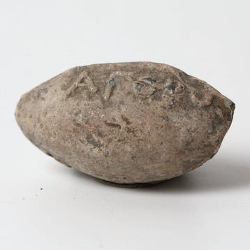 Oud-Grieks Lood Slingshotkogel met inscriptie A.