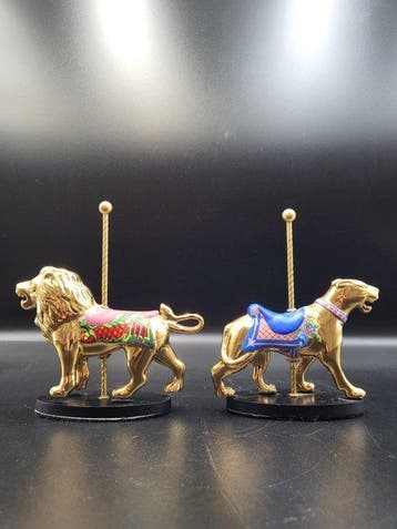 Lot de 2 félins de carrousel – House of Fabergé – The