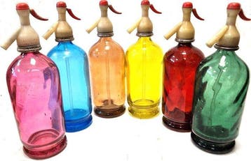 Sifon - Zes vintage sifons en metalen mand