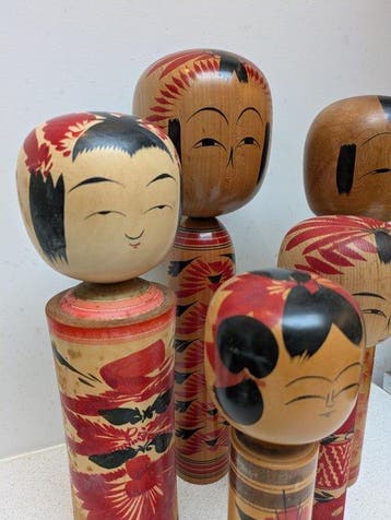 Een prachtige set van 5 vintage Kokeshi-poppen. - Hout -