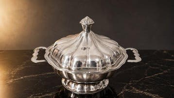 Louis XV / Rocaille - Grand légumier couvert en métal blanc
