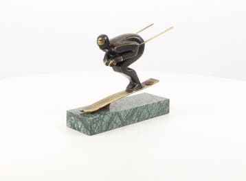 sculptuur, A Dynamic Signed Bronze Figure of a Skier Defying