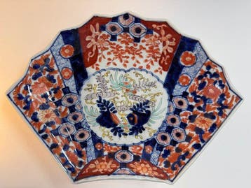 Serveerschaal - Porselein - Meiji Imari, waaiervormige, Antiek en Kunst