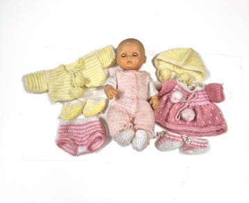 Vintage Famosa babypop met slaapogen en gebreid kledingset,, Kinderen en Baby's, Verzenden, Nieuw