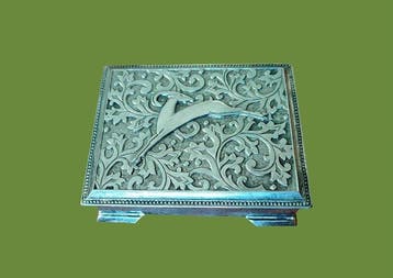 Doos - Art-Nouveau doos van verzilverd brons, gehamerd en