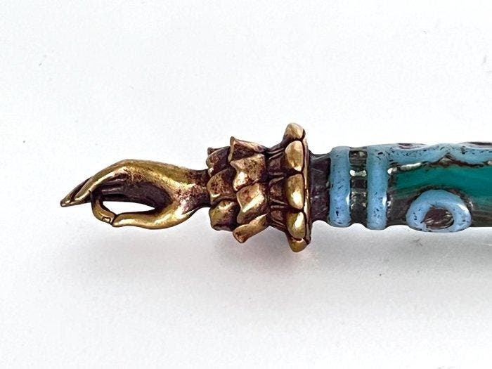 Tibetaans amulet, ritueel instrument met prachtige DZI-parel, Collections, Minéraux & Fossiles