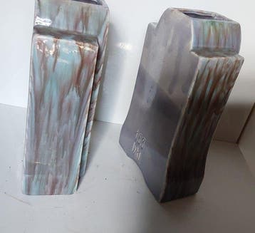 AMC Wasmuel - Vase (2) - Faïence fine - 2 vases signés