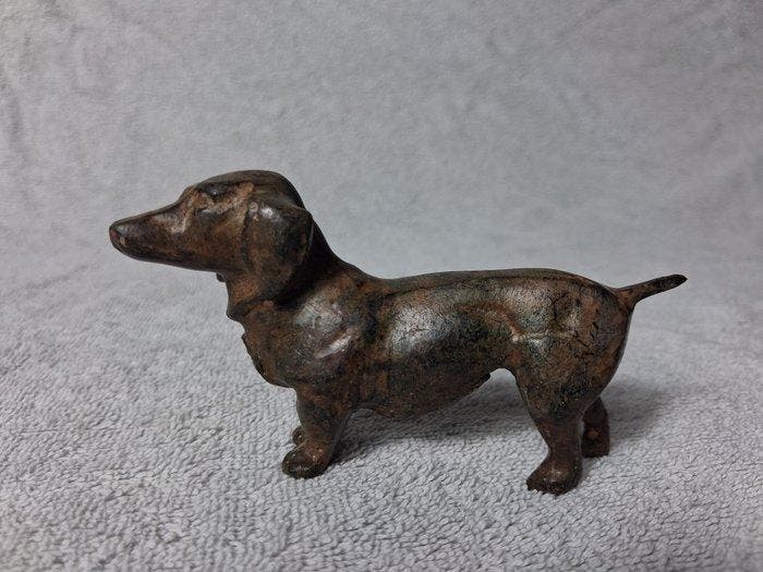 Pierre Chenet (XX-XXI) - sculptuur, Le Teckel - 5.8 cm -, Antiek en Kunst, Curiosa en Brocante