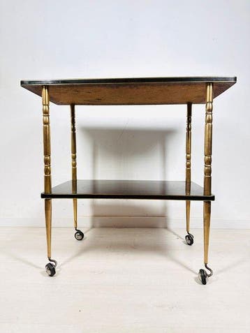 Chariot de service - Une table roulante vintage en laiton et
