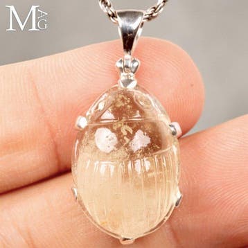 Pendentif en argent avec scarabée gravé dans le verre du