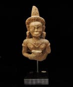 Oud-Khmer - Beeldbuste van een godheid in zandsteen -