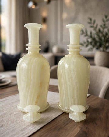 Paar handgemaakte witte onyx wijn-decanteerkannen Gravure -