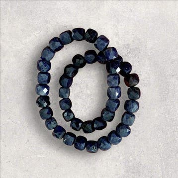Saphir bleu nuit. Bracelet facetté de belle qualité. Pierre