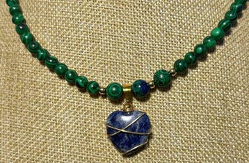 Malachiet; azuurmalachiet en lapis lazuli natuurlijk.