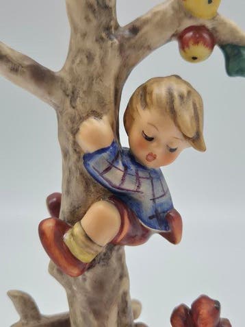 Goebel - M.I. Hummel - Figuur - Junge im Apfelbaum Hum 56/A
