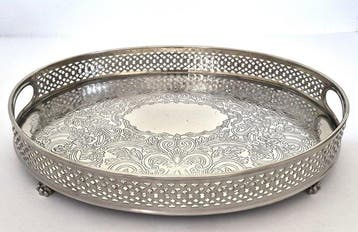 Dienblad - met opstaande opengewerkte montuur, 36,5x29cm. -