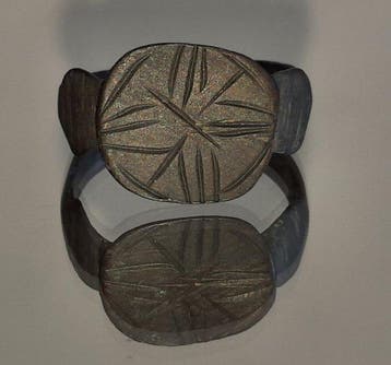 Middeleeuws Brons Ring met bloemige zon, kruis in stralende