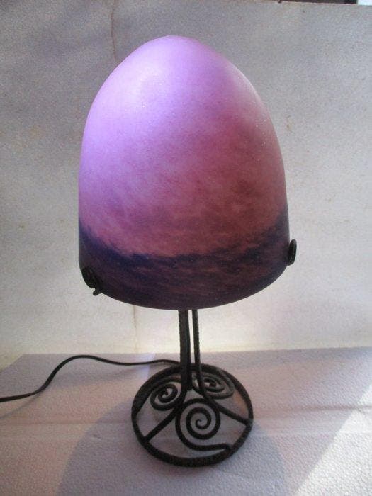 Lamp - Stijl Art Deco. Smeedijzer en gesatineerd glas, Antiek en Kunst, Curiosa en Brocante
