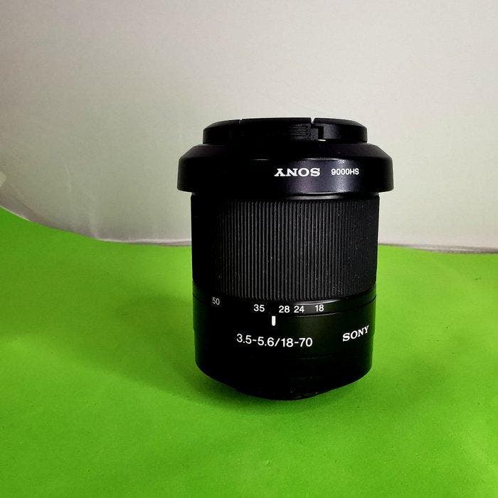 Sony DT 3.5-5.6/18-70 con paraluce e tappo anteriore, Audio, Tv en Foto, Fotocamera's Digitaal