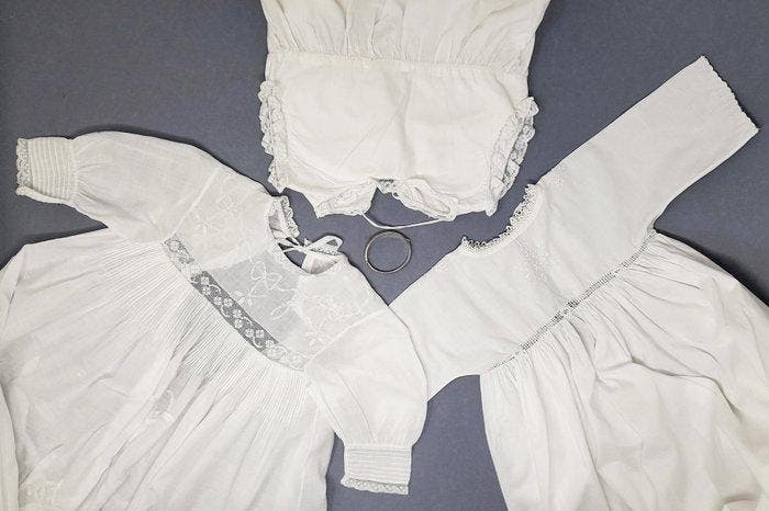 Coffret de baptême (4) - Trois robes de bébé anciennes, Antiek en Kunst, Curiosa en Brocante