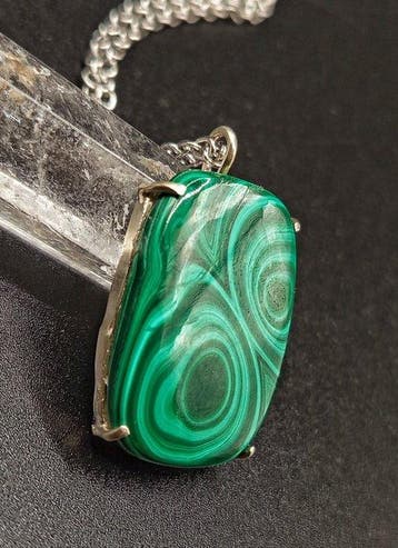 Ambachtelijk sieraad Gaia in 925 zilver met malachiet,