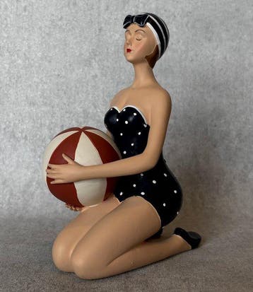 Statue, Elegante strand dame - 21 cm - Résine