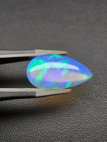8.55cts Natural White Opal Cabochon - Hoogte: 21.7 mm -