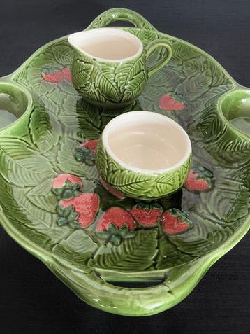 Schaal om Aardbeien te serveren met roomkannetje & suikerpot