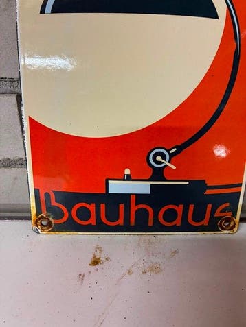 Bauhaus – Iconisch design emaille reclamebord met bureaulamp
