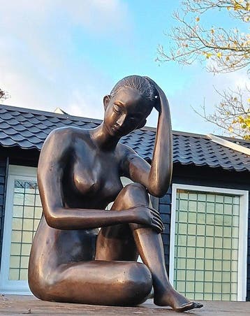 Sculpture, XXL TUINBEELD BRONS DAME IN ZITHOUDING - 39 cm -, Antiek en Kunst, Curiosa en Brocante