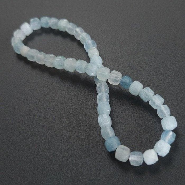 Armband Aquamarijn. Facetparels in kubusvorm. Natuurlijke, Verzamelen, Mineralen en Fossielen