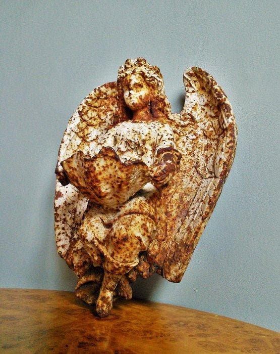 Beeld, Gepatineerde engel met schelpvormig watervat -, Antiek en Kunst, Curiosa en Brocante