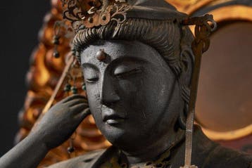 Nyoirin Kannon zittende sculptuur () – met ingelegde