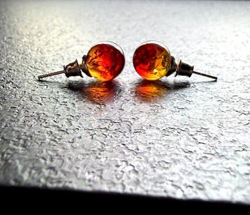 Boucles doreilles à clous en ambre naturel de la Baltique,