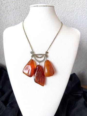 Ancien collier art déco avec d’immenses pendentifs en ambre